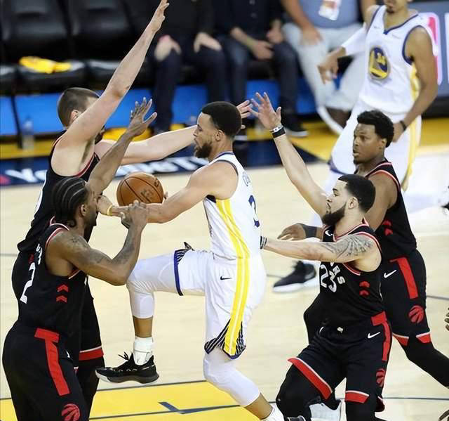 勇士球员公开质疑裁判判罚尺度,引争议,应该比较.