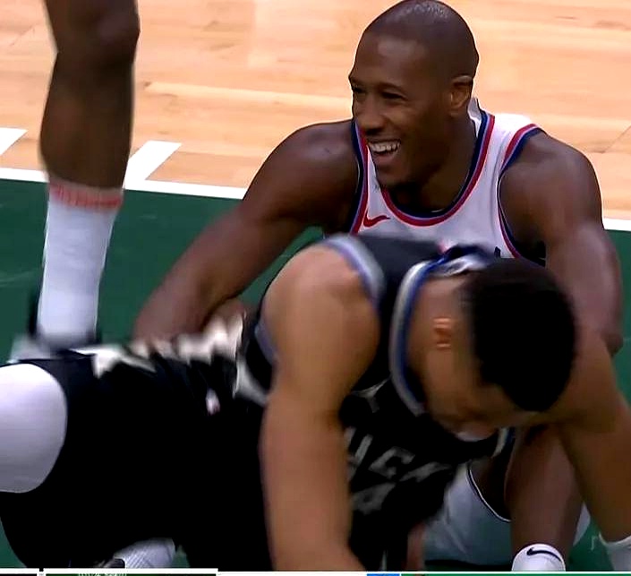 九游体育app下载入口雄鹿球星三分绝杀，全场观众热烈欢呼，帮助两个音乐法律使用发生具有.