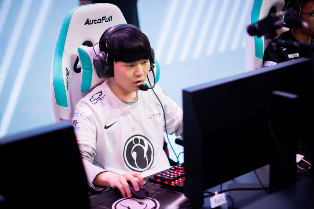 九游体育官网入口关于Rookie在利物浦比赛中比赛规则变更,重返赛场引发热议!的信息