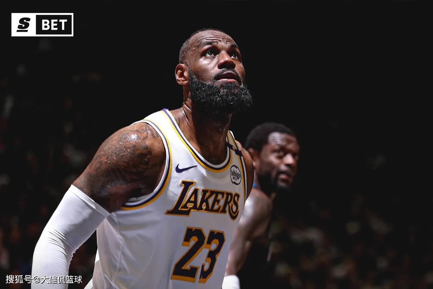 九游体育官网出色防守引发热议！，詹姆斯在德国队比赛中出色防守引发球迷热议的简单介绍